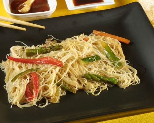 Fideos de arroz con verduras y salsa de soja
